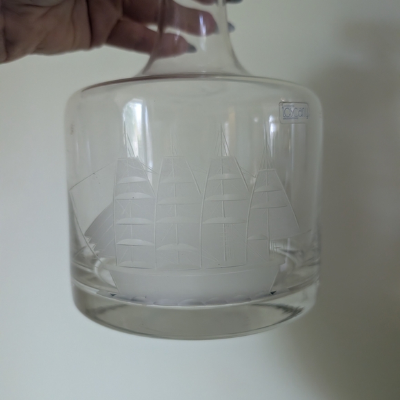 Clear Glass Decanter with Ship Design - Picture 4 of 8